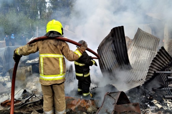 Investigan el incendio de cuatro cabañas