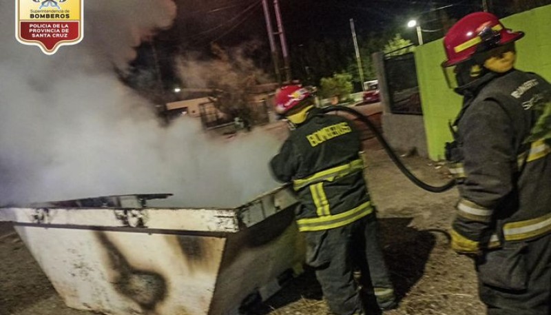 Bomberos sofocaron incendio sobre contenedor de basura