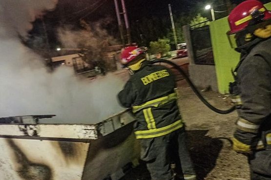 Bomberos sofocaron incendio sobre contenedor de basura