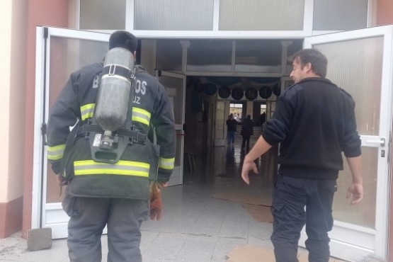 Bomberos intervinieron en una escuela por una bomba de gas pimienta 