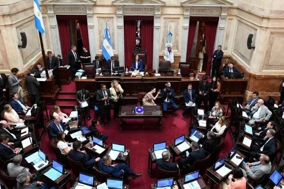 Sin debate, senadores se aumentaron el sueldo