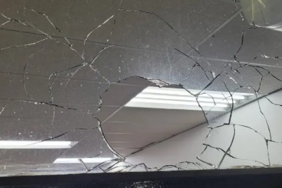 Rompieron ventanales de la Municipalidad de Caleta Olivia
