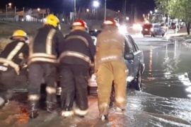 Bomberos asistieron a un auto quedó atascado en el agua