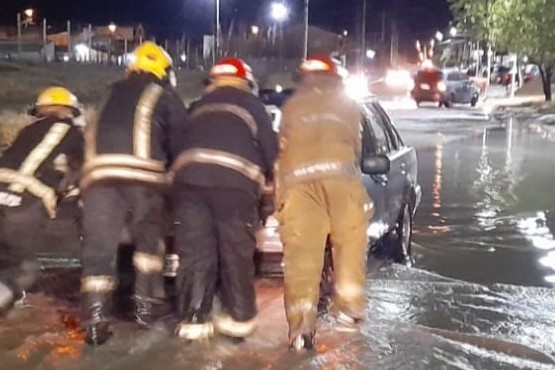 Bomberos asistieron a un auto quedó atascado en el agua