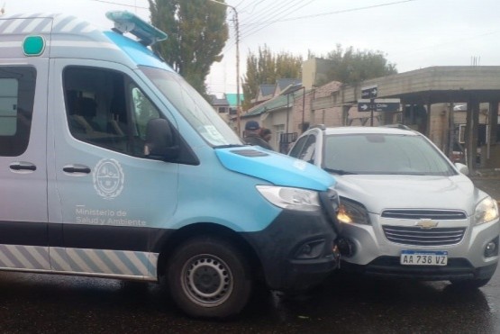 Una ambulancia iba a una emergencia y chocó