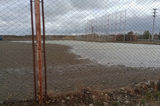 El agua se acumuló tanto adentro de las canchas como en los alrededores de las mismas. (Foto: PIRG)