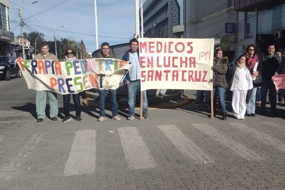 La Asociación de Médicos se manifestó en el izamiento dominical