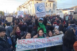 Masiva marcha en defensa de las universidades públicas en Río Gallegos