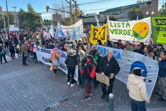 Histórica marcha en Trelew en defensa de la Universidad Pública