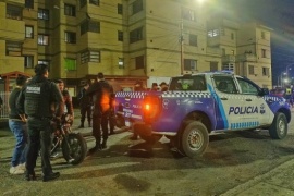Río Gallegos: iba a contramano con la moto, lo paró la policía y salió su madre a defenderlo
