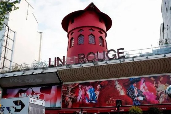 Se cayeron las aspas del Moulin Rouge en París