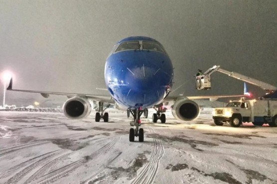 Esquel: tuvieron que descongelar el ala de un avión para que pueda seguir su viaje
