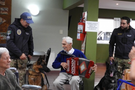 La DDI con sus canes festejo el Día del Animal con los abuelos 