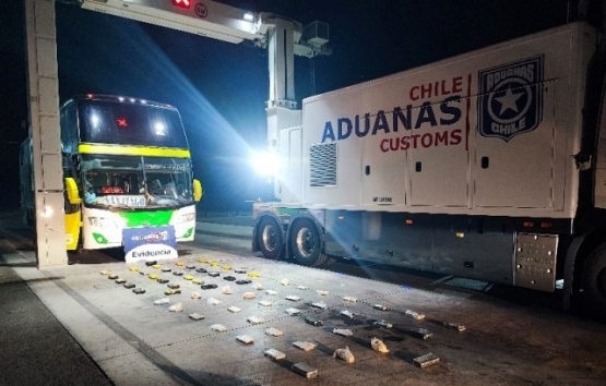 Aduana de Iquique intercepta bus con 52 kilos de droga