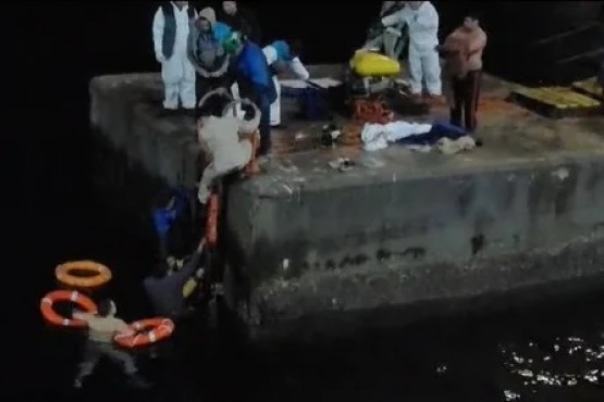 Rescataron a un trabajador pesquero que cayó al mar en Puerto Madryn