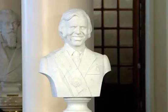Así es el insólito busto de Carlos Menem inaugurado en Casa Rosada
