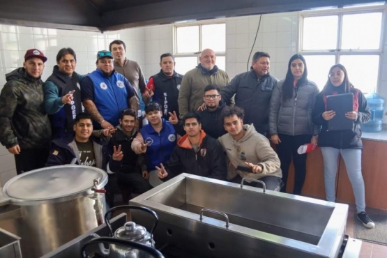 Sindicato Petrolero colabora con el reparto de leche en los colegios de la provincia