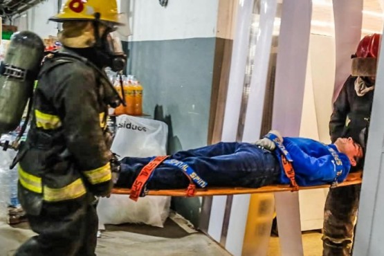 Bomberos realizaron simulacro de incendio y rescate en un supermercado 