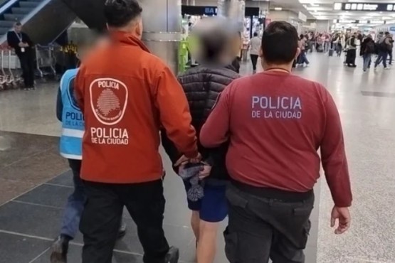 Expulsan del país a delincuente chileno por un robo en Parque Patricios