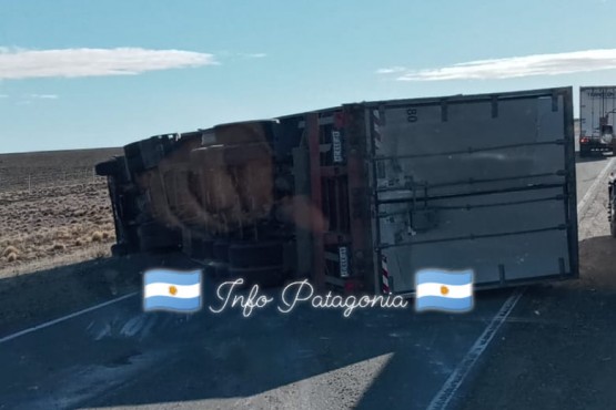 Un camión volcó tras rozar a otro