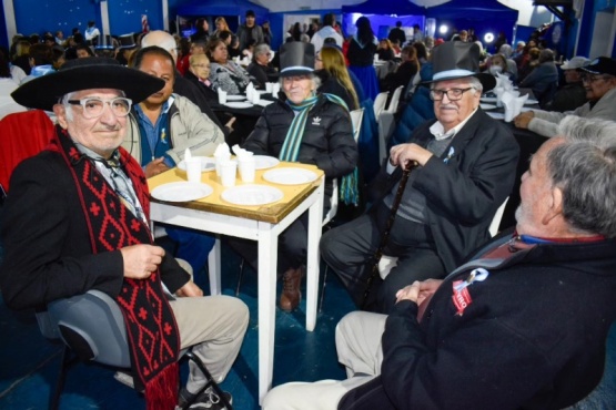 Más de 200 adultos mayores celebraron las fiestas patrias con cena y espectáculos