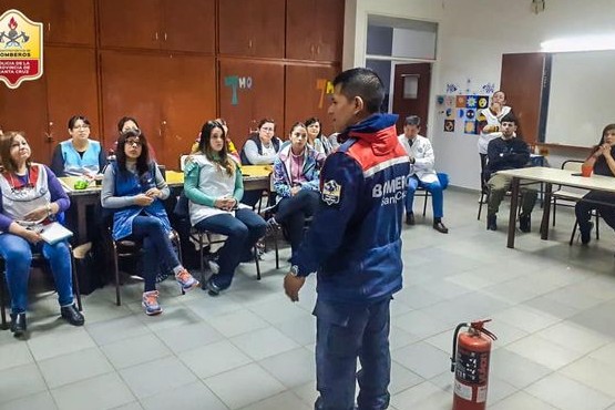 Bomberos brindó capacitación a la Escuela Primaria N° 60 de Río Turbio 