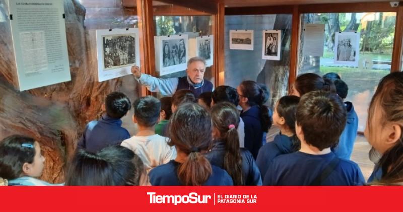 Muestra fotográfica Tehuelches, Danza con fotos