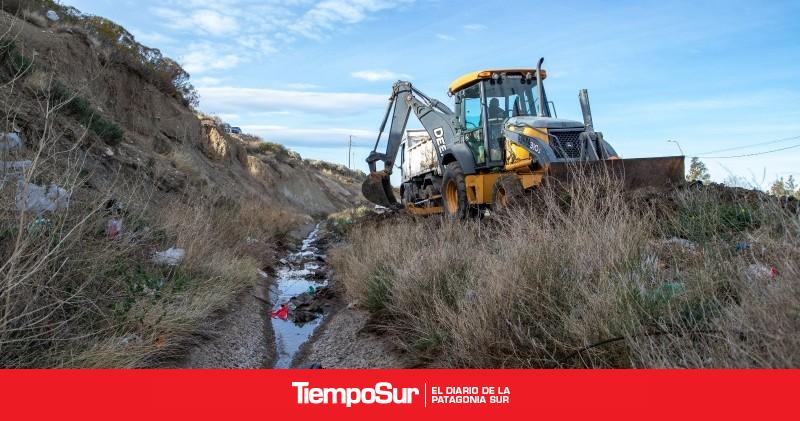 Continúa el saneamiento de canales evacuadores en la ciudad