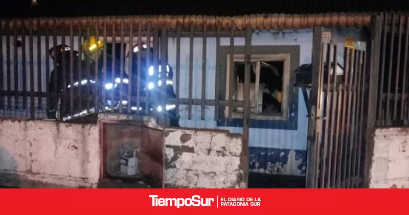 Gran parte de una vivienda fue consumida por el fuego