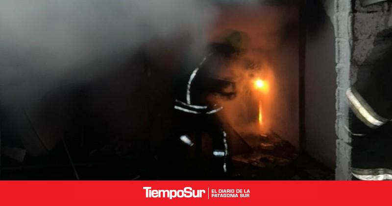 Bomberos sofocan incendio sobre residuos