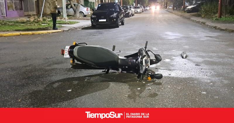 Motociclista hospitalizado tras colisionar con un auto