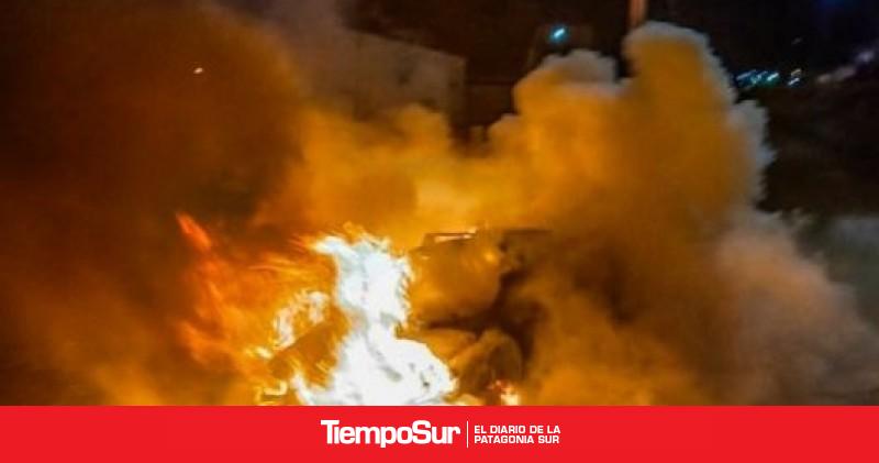 Extinguieron un incendio vehicular sobre calle Italia en Caleta Olivia