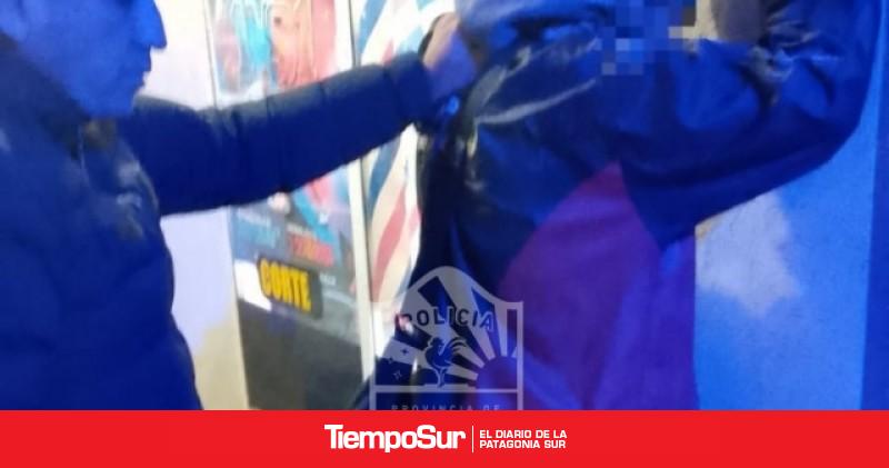 Detienen a un sujeto cuando robaba en una casa