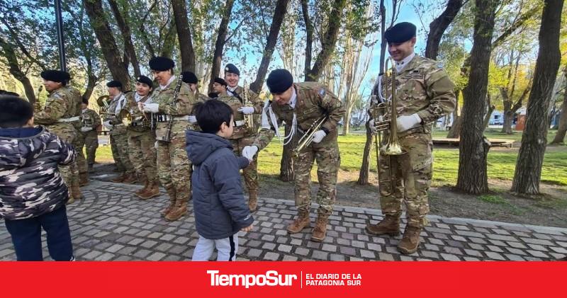 Música y entrega de escarapelas en la plaza San Martín