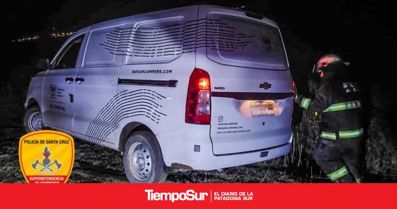 Operativo de rescate de un vehículo con riesgo de caída al barranco