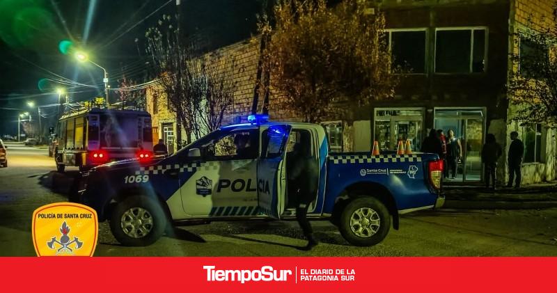 Bomberos sofocan un incendio en un comercio