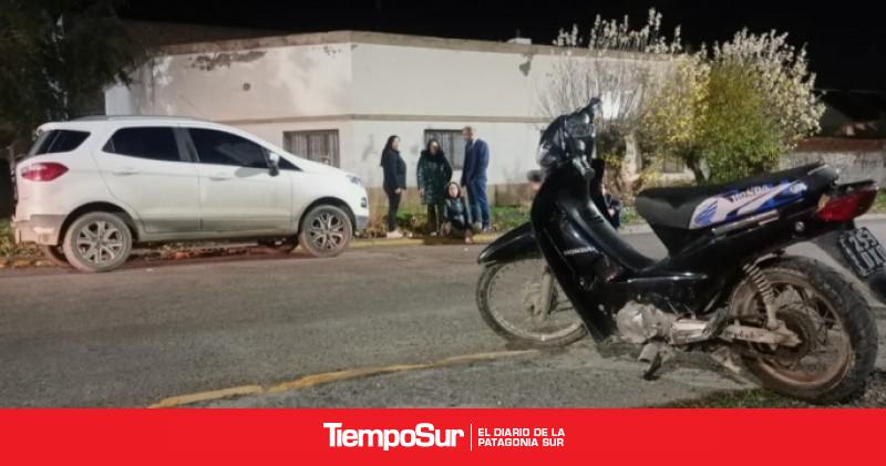 Choque entre una EcoSport y una moto dejó a dos jóvenes hospitalizados