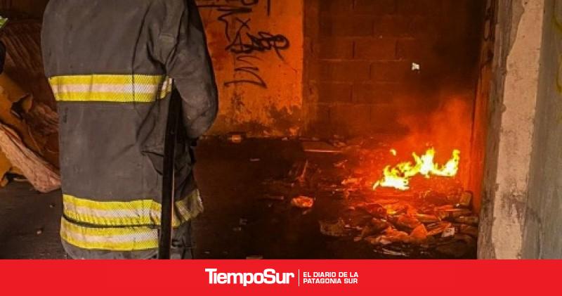 Sofocan un incendio en una estructura en desuso