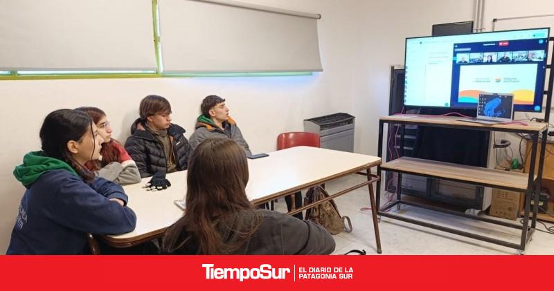 Estudiantes chubutenses con integrantes del Proyecto ATENEA