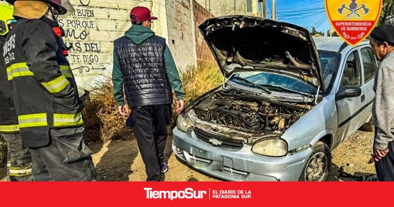 Bomberos asistieron ante un principio de incendio vehicular