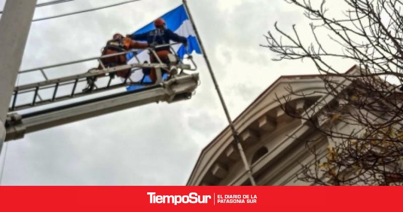 Despliegue en altura: colocaron la Bandera Nacional en el Banco Nación