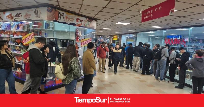 El furor mundialista cruzó la frontera y vació las góndolas Panini en Chile