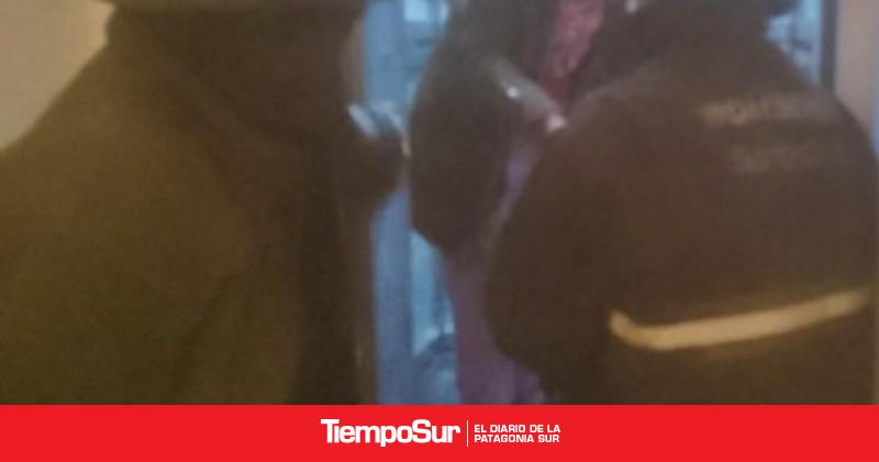 Bomberos rescataron a una vecina atrapada en un ascensor de carga
