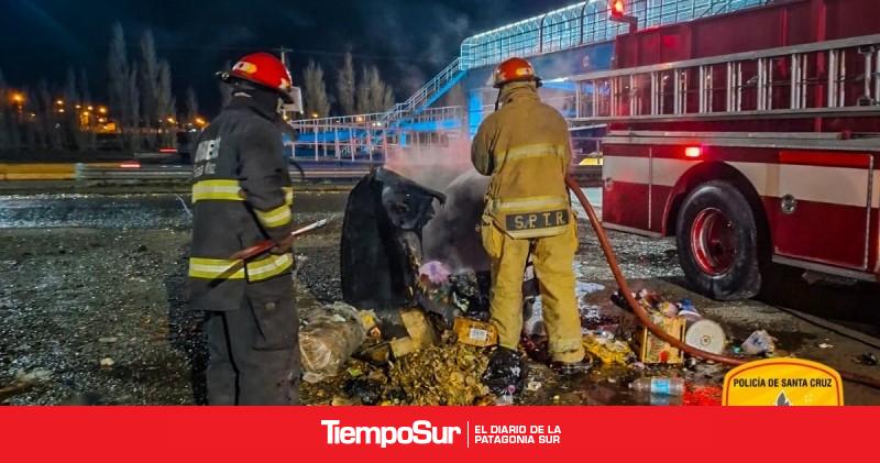 Bomberos extinguieron el incendio de un contenedor en la madrugada