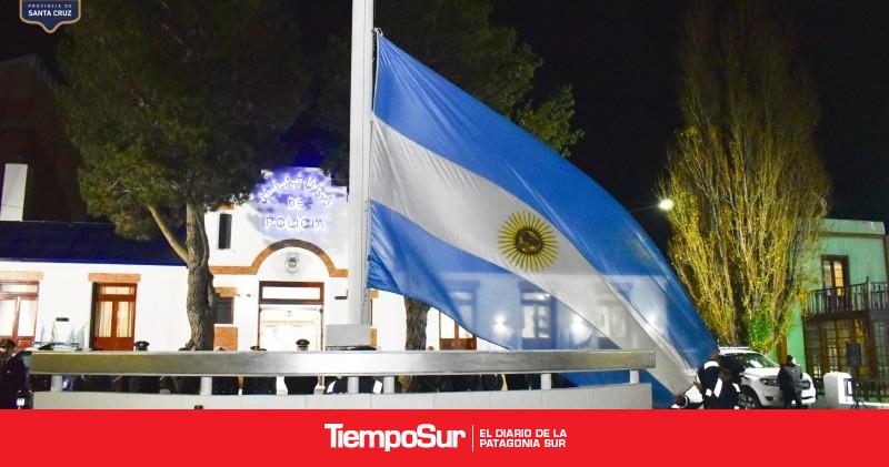 Policía de Santa Cruz realizó acto central por el 25 de Mayo frente a Jefatura