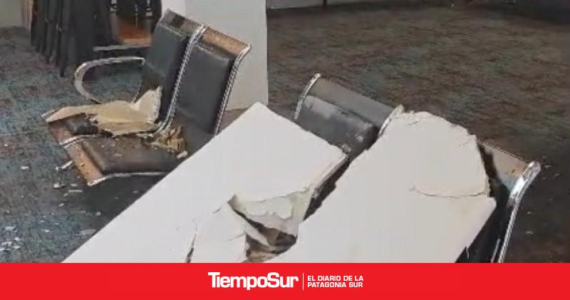 Filtraciones de agua y caída del cielorraso en el Aeropuerto