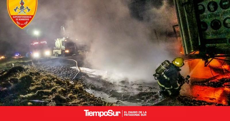 Bomberos sofocaron el incendio de un camión en un yacimiento