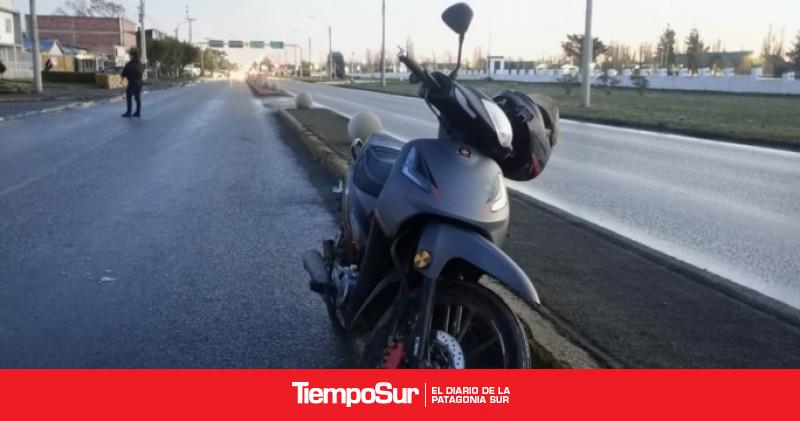 Un joven de 20 años derrapó en su moto y sufrió una fuerte caída