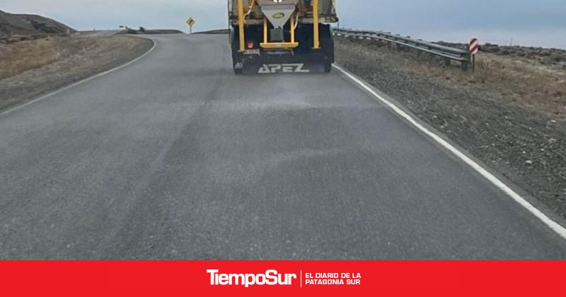 Vialidad Provincial realiza distribución de sal sobre la Ruta Provincial N°5