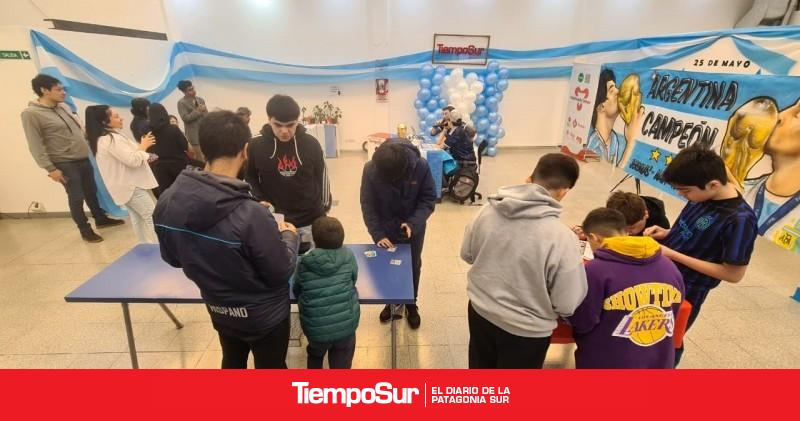 Segunda exitosa jornada de cambio de figuritas en TiempoSur